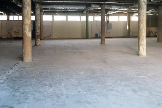 Результат демонтажа перегородок, очистка пола и стен.