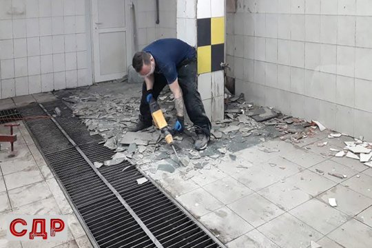 Демонтаж керамической плитки с пола автомойки. Демонтаж керамической напольной плитки.