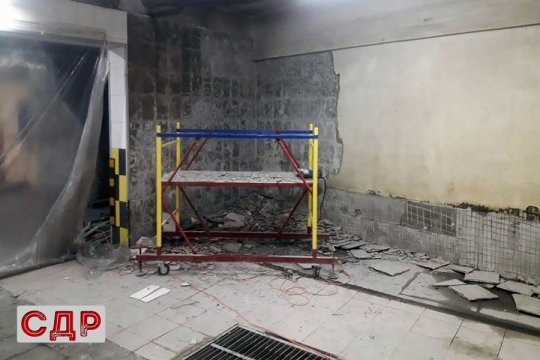 Демонтаж керамической плитки со стен автомойки.
